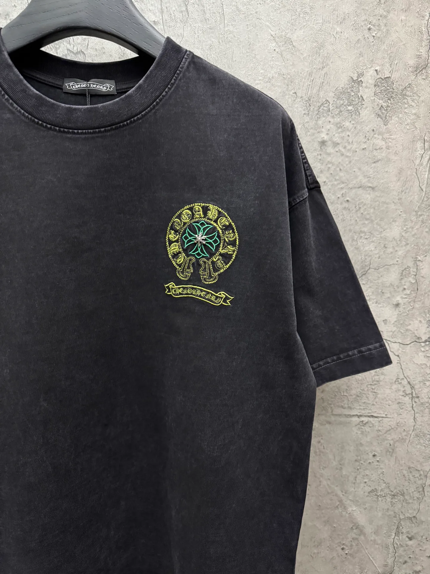 P230 top version, real shot without P, ​​different from market currency) 𝗖𝗵𝗿𝗼𝗺𝗲 𝗛𝗲𝗮𝗿𝘁𝘀/Cro Heart 2026 Spring New Original Single Counter American Washed 3D Three-dimensional Embroidered Couple Short Sleeves 👑The highest version! Customized fabric 320 grams, washed and fried. Best-selling model at the counter. Very comfortable to wear. Accessories: Original molded and authenticated collar label➕100% silk wash label. Genuine purchase-grade original hangtag➕matching hanging rope➕3D hanging beads➕original packaging bag. Craftsmanship: The original version has consistent wiring! The highest version of the armhole matching technique! Color: Gray Black Size: S M L XL Style No.: 6608
